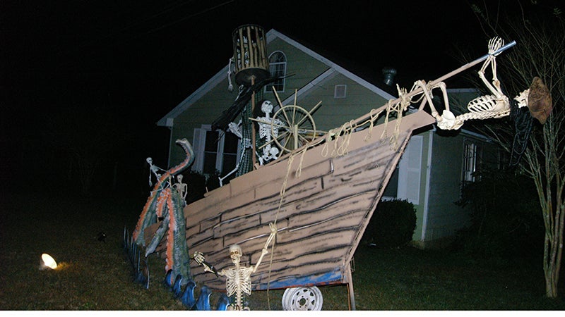 Shiver me timbers! Huguley couple impresses with Halloween decor - Valley  Times-News